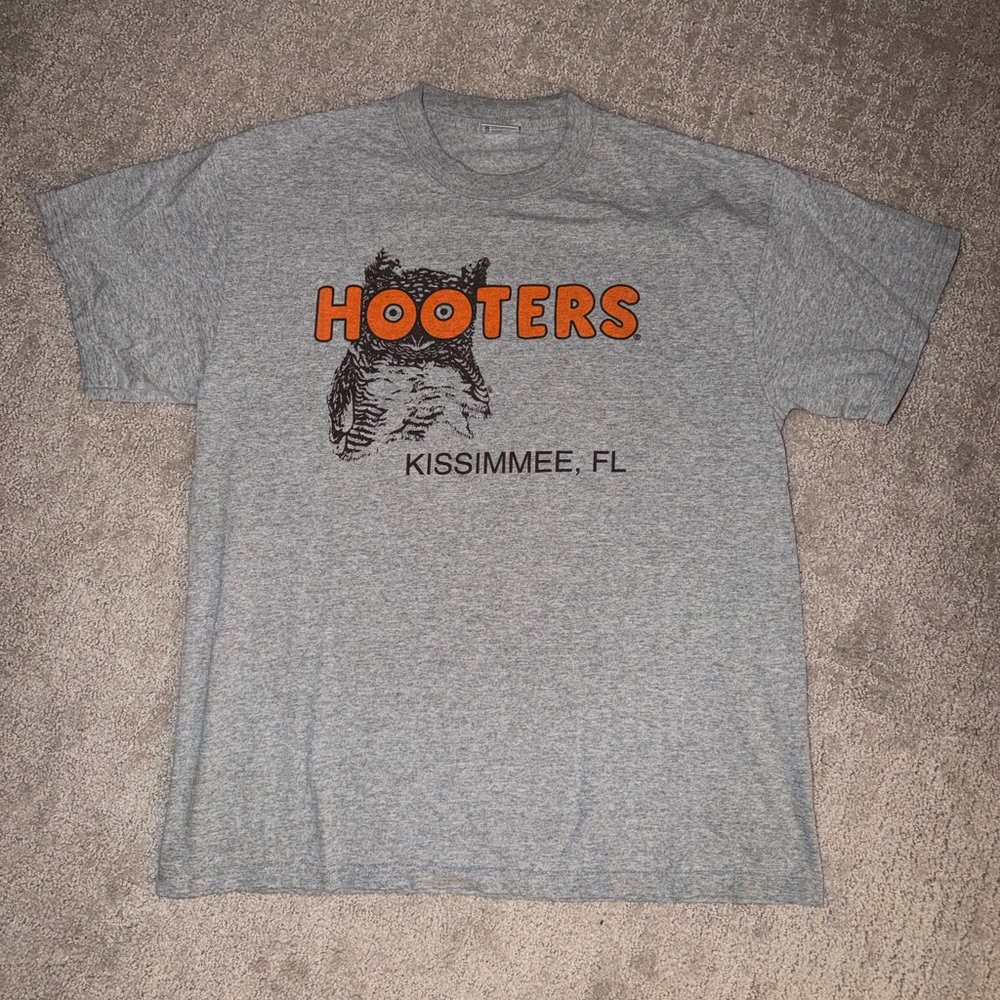 Men’s Hooters gray t-shirt

Size L